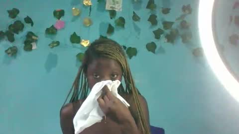 Snapshot of honey_bug2 chatting on October 15, 4:19 pm Queen online show from October 15, 4:19 pm