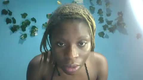 Snapshot of honey_bug2 chatting on October 7, 7:32 pm Queen online show from October 7, 7:32 pm