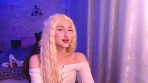 Snapshot of honey_sunset chatting on October 15, 5:14 pm honey_sunset online show from October 15, 5:14 pm