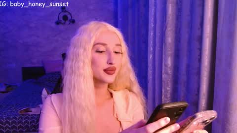 honey_sunset online show from February 12, 4:43 pm