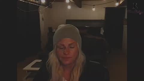 honeybuhnny online show from April 21, 9:05 am