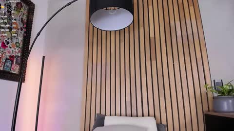 Sofia independent model online show from March 10, 11:34 am