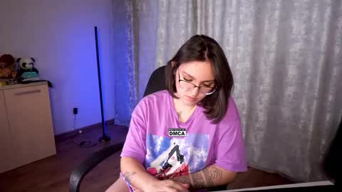 Snapshot of hoot_owl_cb chatting on October 20, 4:17 am Karina online show from October 20, 4:17 am