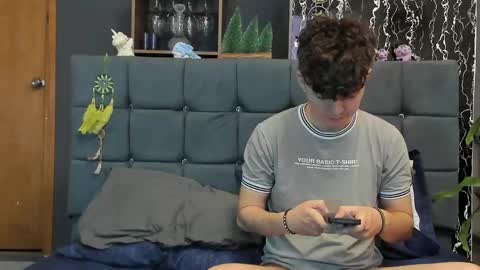 Alex and Camilo online show from March 10, 12:50 am