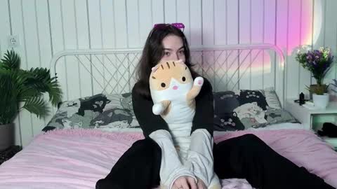 Snapshot of hortenciajenovese chatting on October 13, 9:00 am Mia online show from October 13, 9:00 am