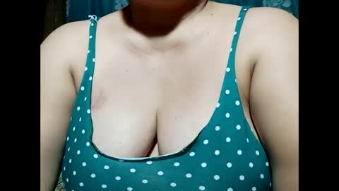 Snapshot of hot_boobs21 chatting on February 17, 11:55 am hot_boobs21 online show from February 17, 11:55 am