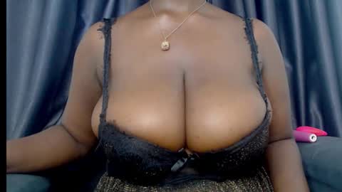 Snapshot of hot_ebonyxxx chatting on October 12, 11:14 am Vivian online show from October 12, 11:14 am