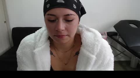 Snapshot of hot_mommymia chatting on March 5, 6:12 pm Mia online show from March 5, 6:12 pm
