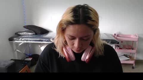 Snapshot of hot_mommymia chatting on March 3, 12:50 pm Mia online show from March 3, 12:50 pm