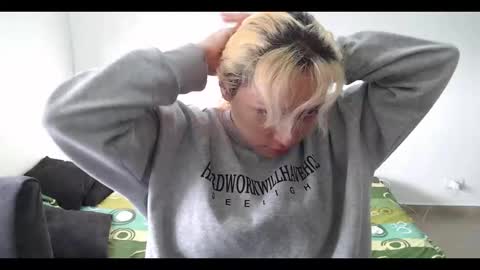 Snapshot of hot_mommymia chatting on February 15, 12:33 pm Mia online show from February 15, 12:33 pm