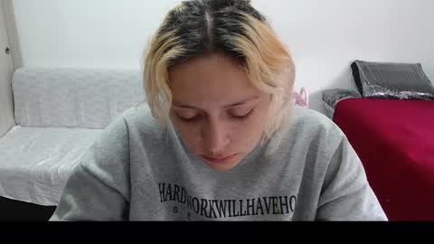 Snapshot of hot_mommymia chatting on March 12, 12:47 pm Mia online show from March 12, 12:47 pm