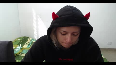 Snapshot of hot_mommymia chatting on February 18, 1:33 pm Mia online show from February 18, 1:33 pm
