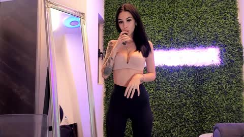 hotfallingdevil online show from December 6, 5:25 am