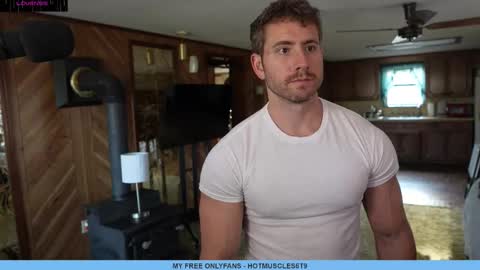 Snapshot of hotmuscles6t9 chatting on March 2, 10:27 pm hotmuscles6t9 online show from March 2, 10:27 pm