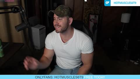 Snapshot of hotmuscles6t9 chatting on October 19, 12:48 am hotmuscles6t9 online show from October 19, 12:48 am