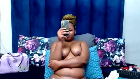 hotsmalltitsx online show from April 3, 7:10 pm