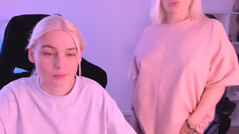 Nessie and Jessie online show from January 23, 9:39 am