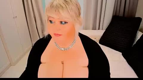 Snapshot of huge_booobs chatting on October 5, 1:51 pm milli online show from October 5, 1:51 pm