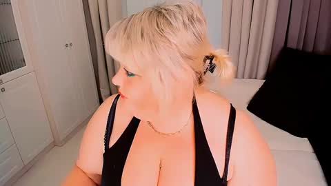 Snapshot of huge_booobs chatting on January 29, 7:32 pm milli online show from January 29, 7:32 pm