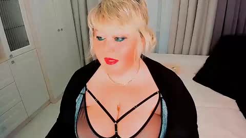Snapshot of huge_booobs chatting on February 25, 7:16 pm milli online show from February 25, 7:16 pm