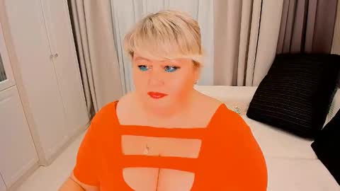 Snapshot of huge_booobs chatting on October 8, 6:58 pm milli online show from October 8, 6:58 pm