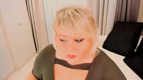 Snapshot of huge_booobs chatting on October 15, 7:10 am milli online show from October 15, 7:10 am