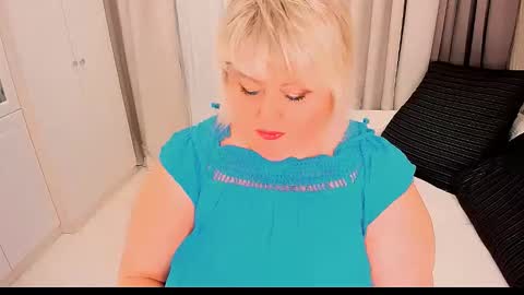 Snapshot of huge_booobs chatting on September 23, 7:09 pm milli online show from September 23, 7:09 pm