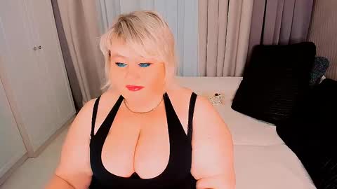 Snapshot of huge_booobs chatting on January 31, 6:36 pm milli online show from January 31, 6:36 pm