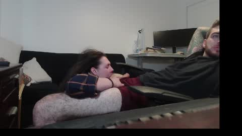 hungmtnman2256 online show from April 28, 4:28 am