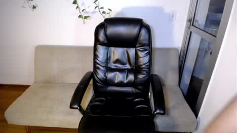 Snapshot of hunkyneighbor chatting on December 18, 10:35 pm leo online show from December 18, 10:35 pm