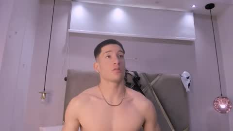 hunterheat_ online show from October 22, 11:45 am