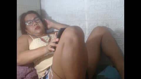 Snapshot of i_drain_u_bitch chatting on March 11, 12:39 pm jamaeca online show from March 11, 12:39 pm