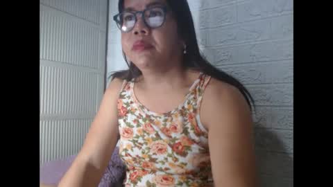 Snapshot of i_drain_u_bitch chatting on February 21, 12:50 pm jamaeca online show from February 21, 12:50 pm