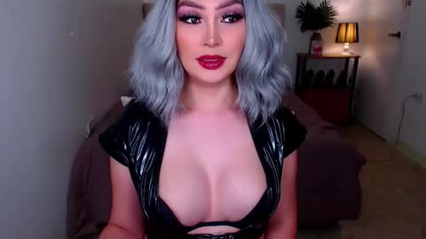 QUEEN SUSSIE BROWN online show from November 23, 7:39 am