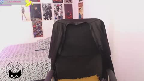 Snapshot of iammari_ chatting on October 14, 4:15 am Mari online show from October 14, 4:15 am