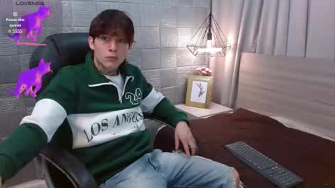 Snapshot of iancute_ chatting on October 1, 6:07 pm ian online show from October 1, 6:07 pm