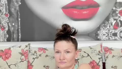 Snapshot of illegalbeauty87 chatting on October 1, 9:35 pm Ingrid or more easier...Miss  GoDDess Mistress online show from October 1, 9:35 pm