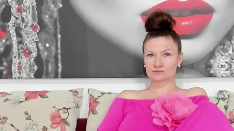 Snapshot of illegalbeauty87 chatting on September 18, 10:47 pm Ingrid or more easier...Miss  GoDDess Mistress online show from September 18, 10:47 pm