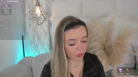 DAHLIA online show from December 1, 8:40 pm