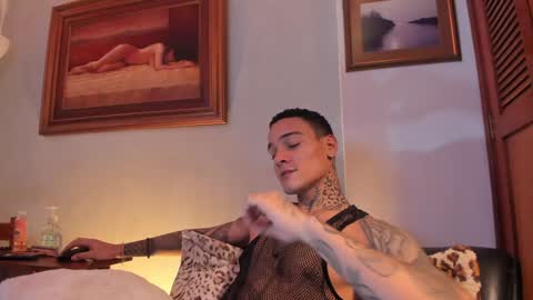 Snapshot of im_dominike chatting on February 8, 10:40 pm im_dominike online show from February 8, 10:40 pm