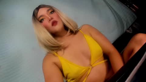 Snapshot of im_ur_hot_ella chatting on December 1, 4:53 pm ella may online show from December 1, 4:53 pm