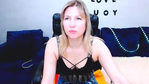 Snapshot of incredible_ariela chatting on October 7, 9:49 am incredible_ariela online show from October 7, 9:49 am
