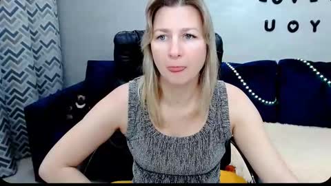 Snapshot of incredible_ariela chatting on October 16, 8:36 am incredible_ariela online show from October 16, 8:36 am
