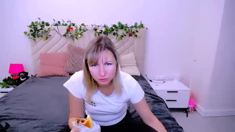 Snapshot of incredible_ariela chatting on September 26, 10:23 am incredible_ariela online show from September 26, 10:23 am