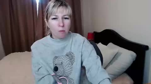 Snapshot of incredible_ariela chatting on February 9, 12:19 pm incredible_ariela online show from February 9, 12:19 pm