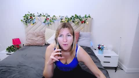 Snapshot of incredible_ariela chatting on October 17, 9:24 am incredible_ariela online show from October 17, 9:24 am