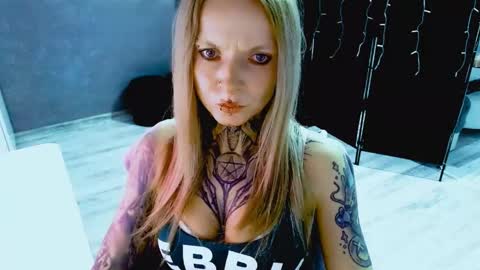 Snapshot of inesdesire chatting on October 1, 6:18 pm InesDesire online show from October 1, 6:18 pm