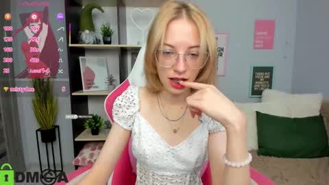 Snapshot of inferno_mia chatting on October 19, 3:49 pm Mia online show from October 19, 3:49 pm