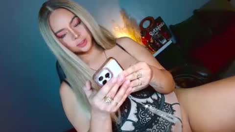 Snapshot of insatiable_queen16 chatting on September 20, 8:23 pm insatiable_queen16 online show from September 20, 8:23 pm