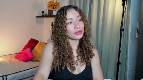 Snapshot of isa_____ chatting on October 18, 2:05 am isa_____ online show from October 18, 2:05 am